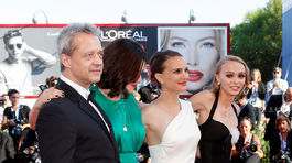 Režisérka Rebecca Zlotowski (druhá zľava) s...