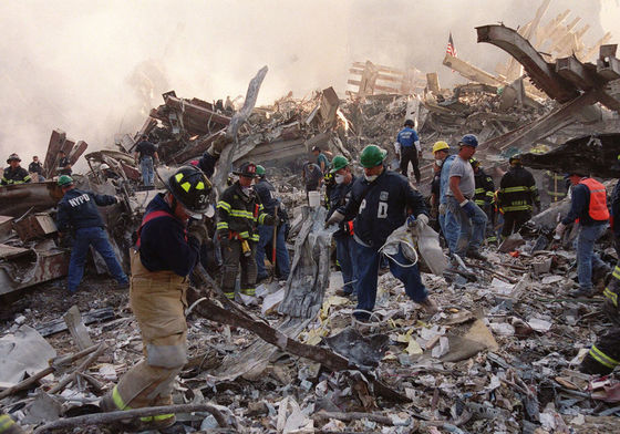 Skaza v New Yorku 11. septembra 2001. Hasiči a...
