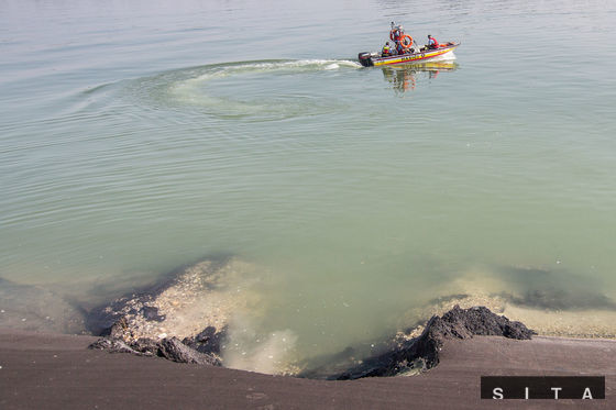 Poškodená hrádza, do ktorej narazila výletná loď.