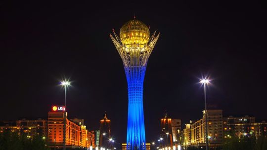 K symbolom Astany patrí pamätník a zároveň...