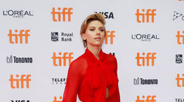 Herečka Scarlett Johansson v kreácii Haney.