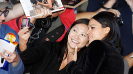 Herečka Michelle Rodriguez sa fotografuje s fanúšičkou v Toronte.