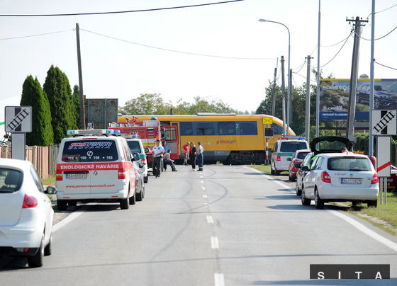 Nehoda vlaku RegioJet a kamióna na železničnom...