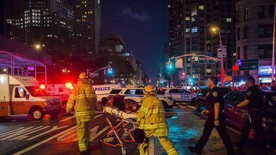 Muž narazil autom do ľudí v New Yorku. Jeden mŕtvy, osem zranených