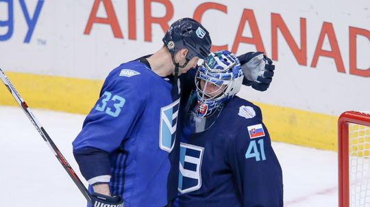 Obranca Zdeno Chára (33) gratuluje brankárovi...