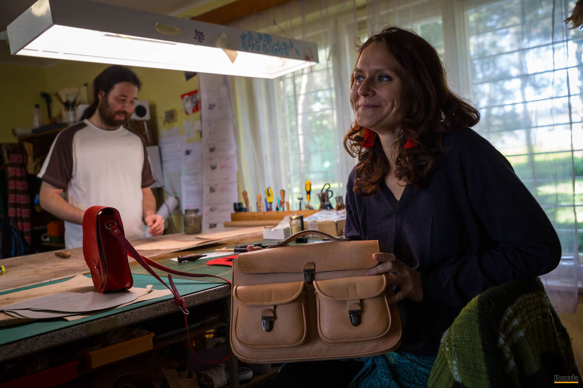 Petra Jarošová a Ivan Janáč v brašnárskej dielni