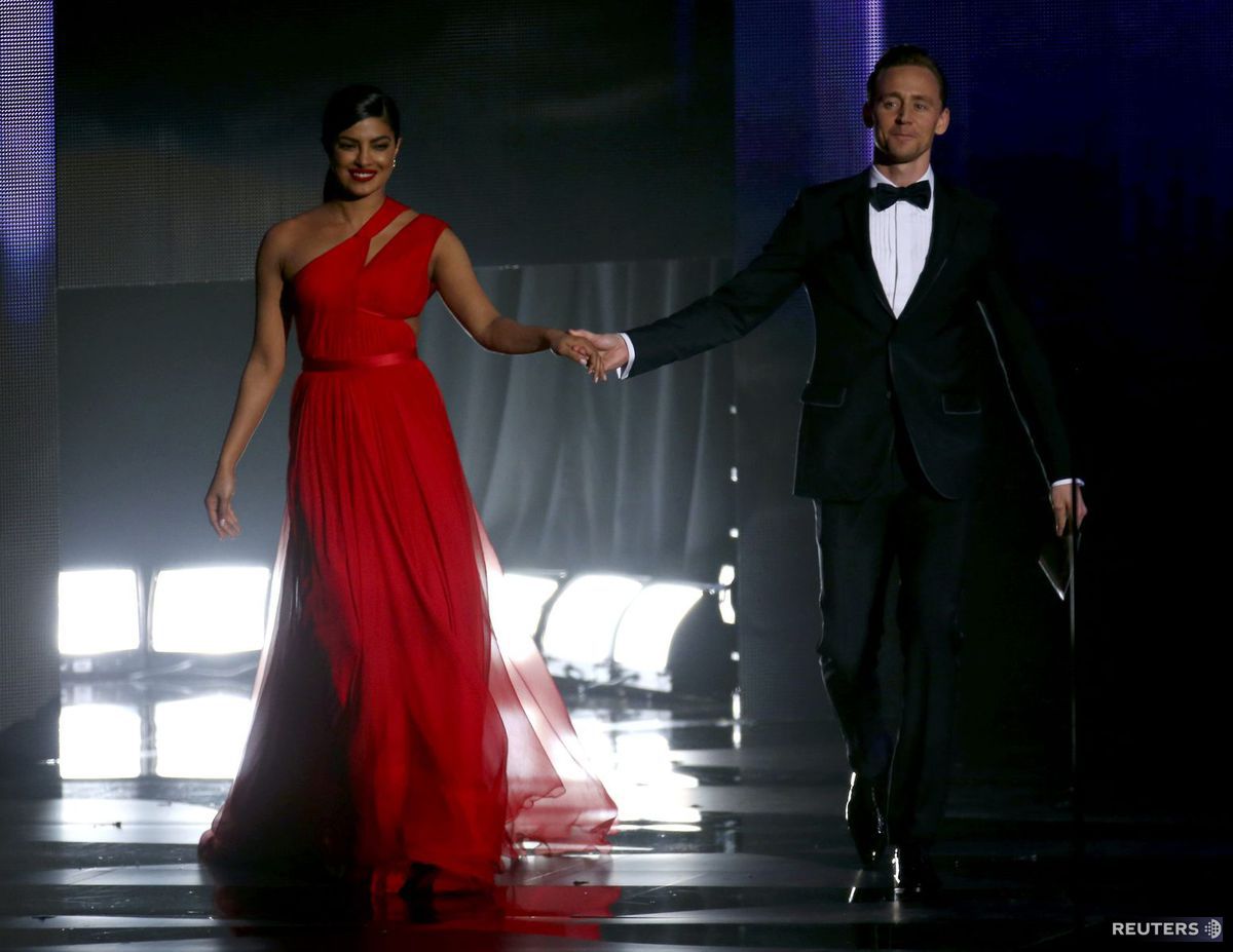 Herečka Priyanka Chopra a herec Tom Hiddleston...