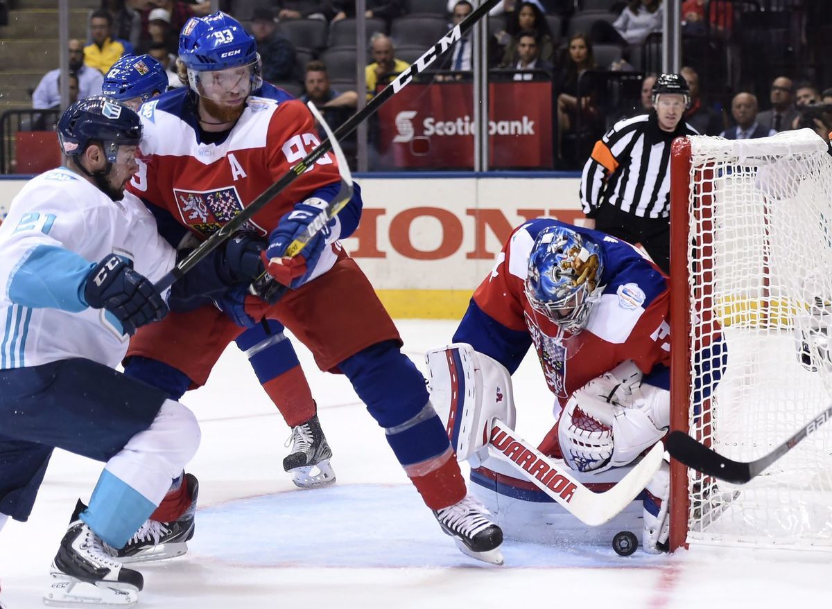 Čech Petr Voráček pozorne bráni Tomáša Tatara z...