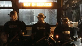 Znova rasové napätie v USA: Demonštranti zranili 12 policajtov 