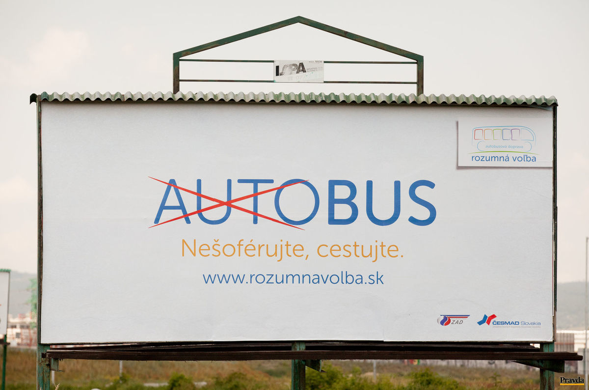 Autobusoví aj vlakoví prepravcovia upozorňujú,...