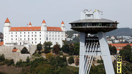 Aktivisti vyliezli na UFO na protest proti obchodným dohodám EÚ