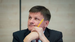 Alojza Hlinu vedie ministerstvo ako štatutára dvoch strán