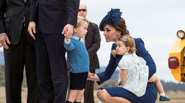 Vojvodkyňa Catherine sa prihovára svojim deťom - princovi Georgevi a princeznej Charlotte.