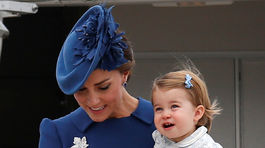 Vojvodkyňa z Cambridge Catherine nesie v náručí svoju dcérku - princeznú Charlotte.