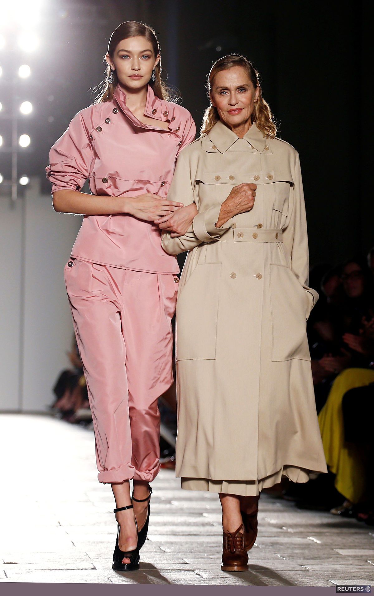 Modelky Gigi Hadid (vľavo) a Lauren Hutton...