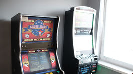 Udrie štát na hazard dosť silno?