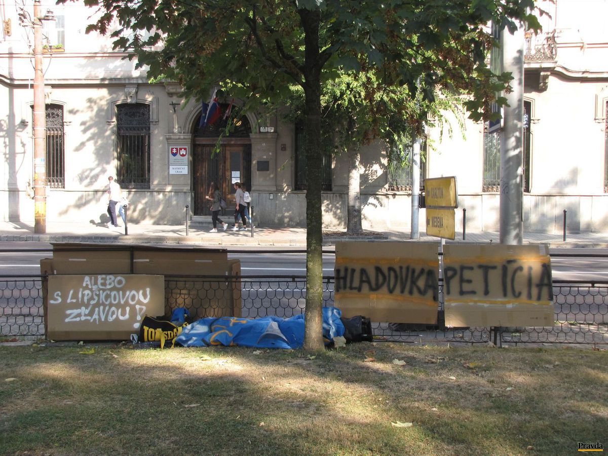 Pred miestnym úradom Staré Mesto držia...