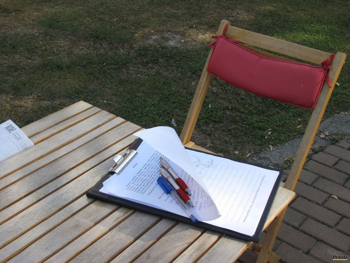 Podpísať petíciu pred staromestským úradom...