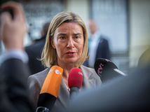 Razie v College of Europe a sídle diplomacie EÚ. Medzi zadržanými je údajne aj Mogheriniová