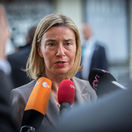 Razie v College of Europe a sídle diplomacie EÚ. Medzi zadržanými je údajne aj Mogheriniová