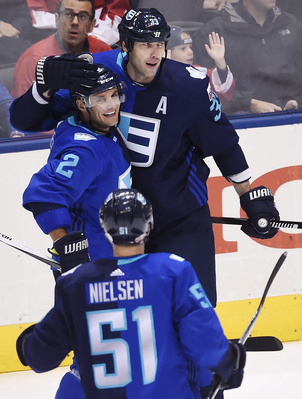 Slovenská radosť. Zdeno Chára (vpravo) oslavuje...