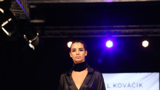 Asymetircké detaily a strihy v kolekcii...