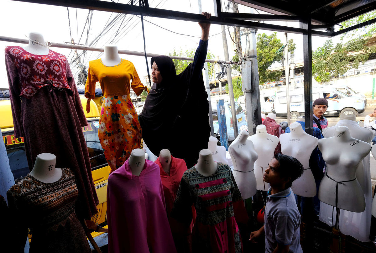 Strih šiat je väčšinou prostý, no farby sú živé.