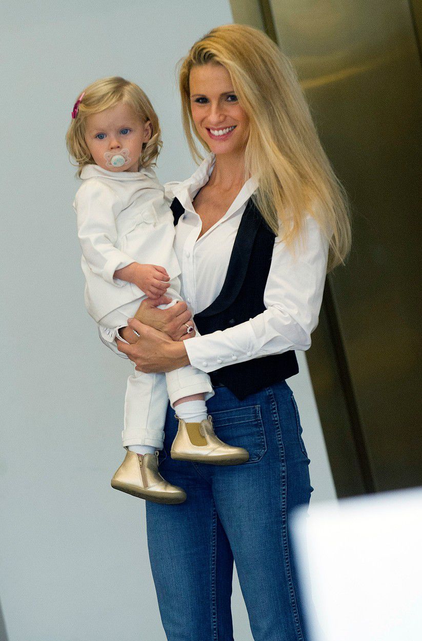 Michelle Hunziker v showroome značky Trussardi...