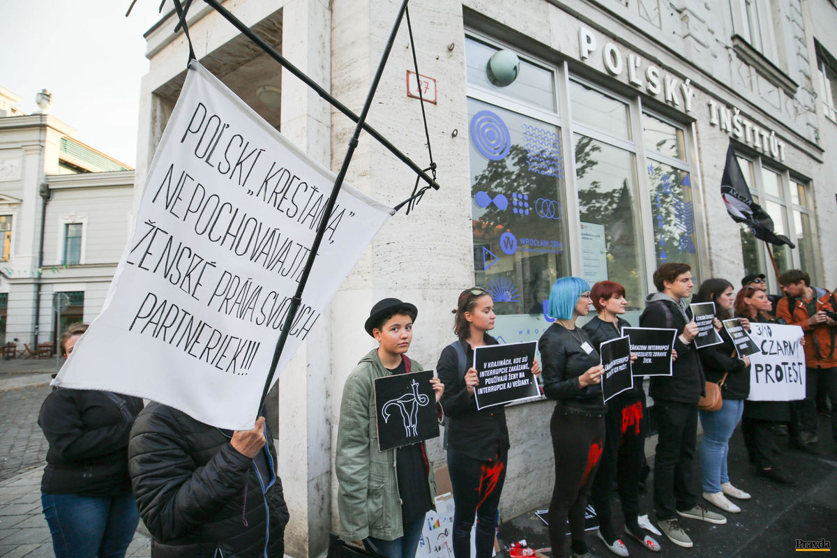 Aj v Bratislave vyjadrili podporu poľským ženám.