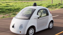 Po autonómnych autách dychtia viac automobilky ako ľudia