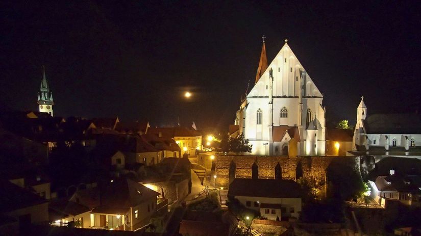 Nočný pohľad na Znojmo uprostred splnu.