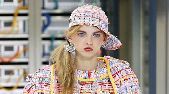 Modelka v kreácii z dielne Chanel na jar a leto...