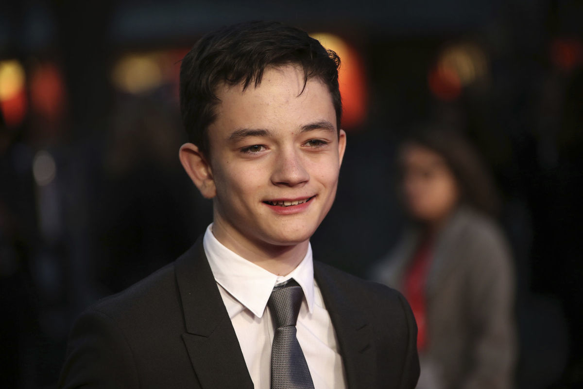 Herec Lewis MacDougall počas premiéry filmu...