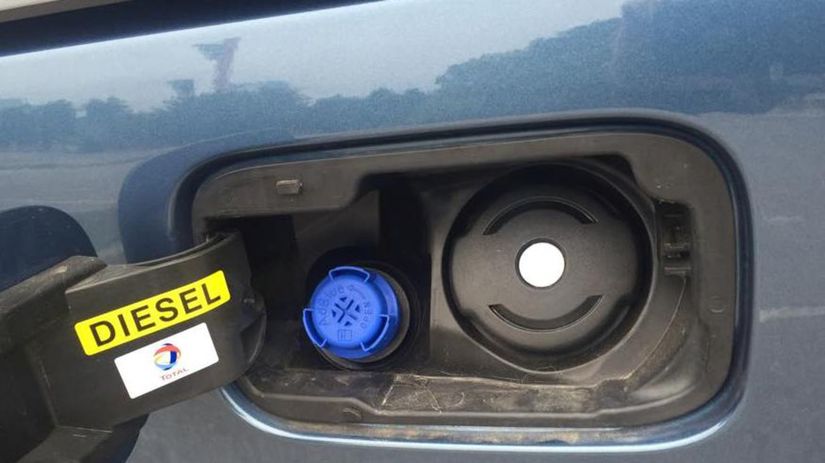 Prísada AdBlue má hrdlo integrované vedľa hrdla...