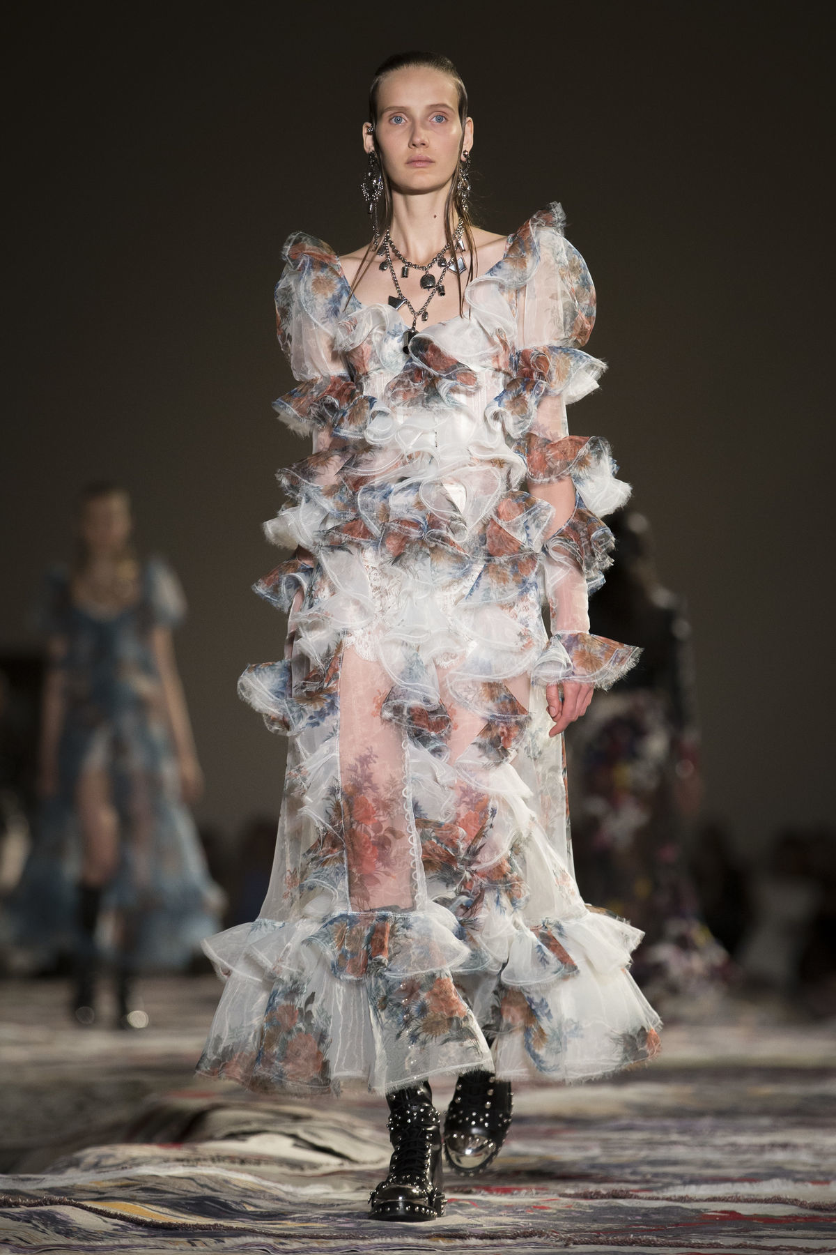 Modelka v kreácii Alexander McQueen - kolekcia...