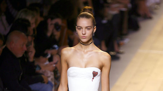 Modelka v kreácii Christian Dior - kolekcia jar...