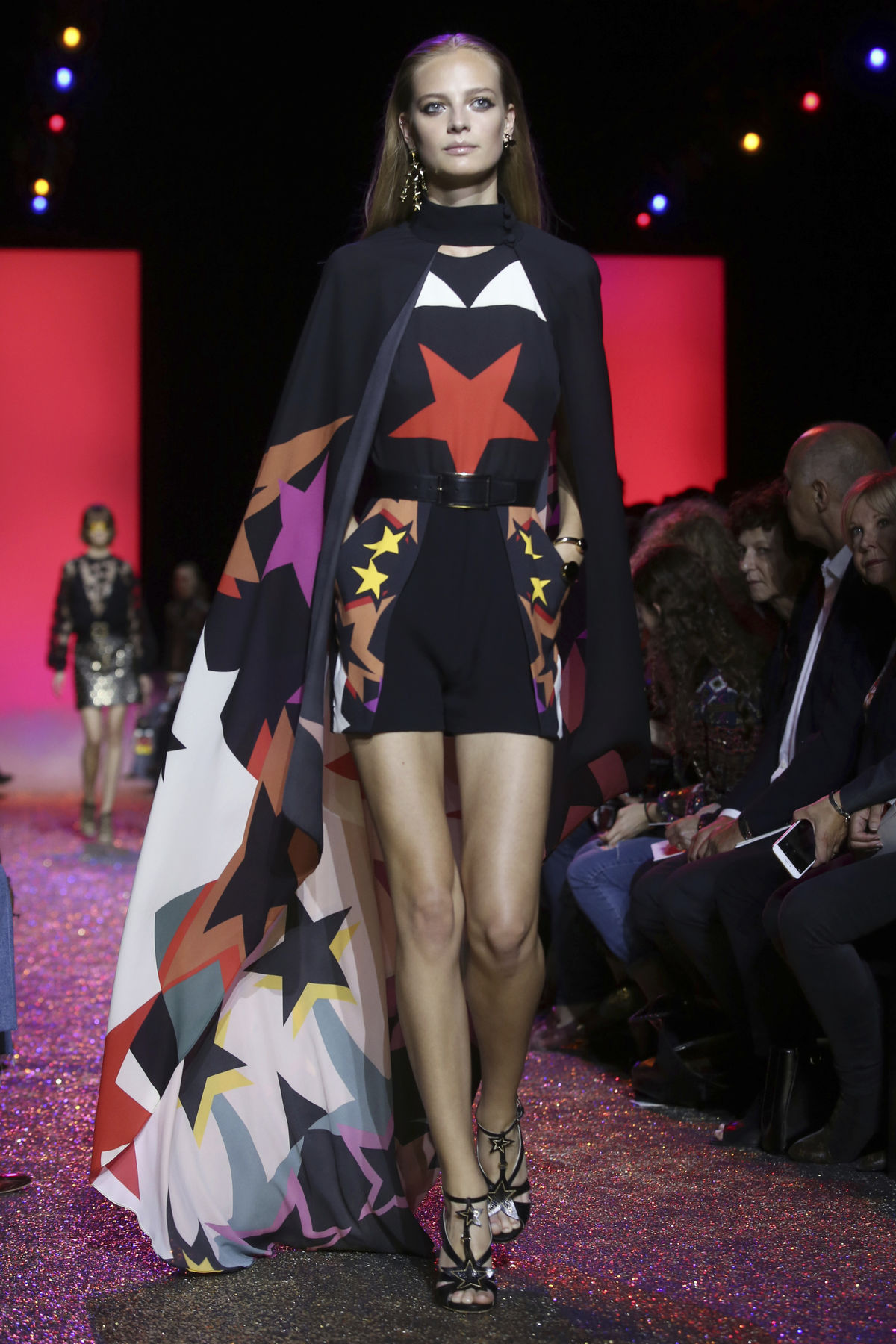 Modelka v kreácii Elie Saab - kolekcia jar a...