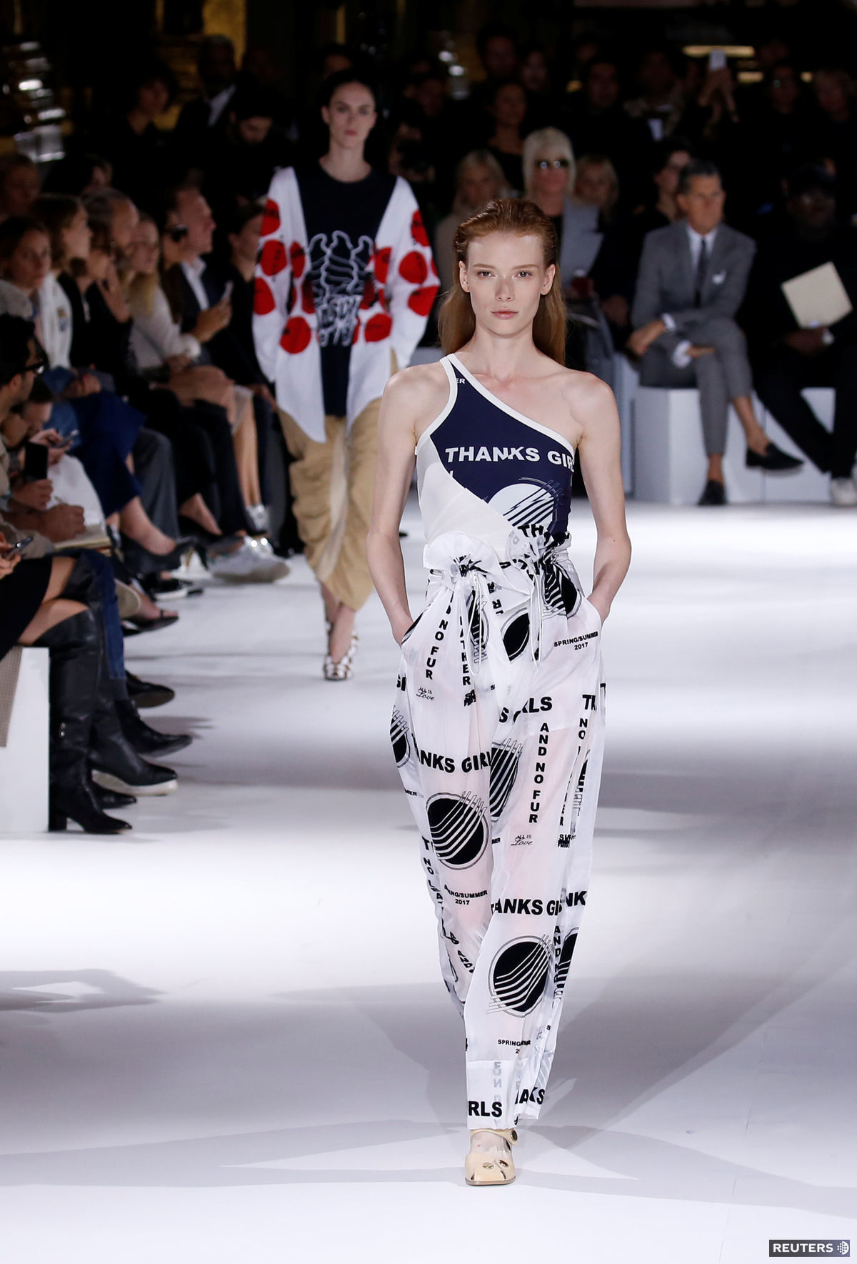 Modelka v kreácii Stella McCartney - kolekcia...