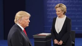 Clintonová - Trump: V drsnej debate si na úvod ani nepodali ruky