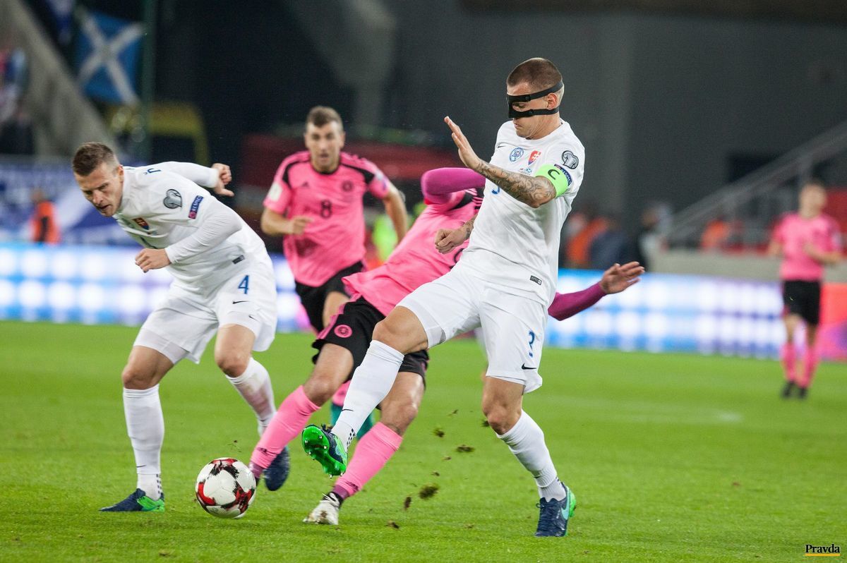Ján Ďurica (vľavo) a Martin Škrtel počas súboja...