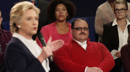 Muž v červenom pulóvri zaskočil Trumpa aj Clintonovú a stal sa hviezdou