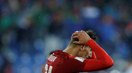 Angličania zakopli v Slovinsku, Česi stále čakajú na víťazstvo 