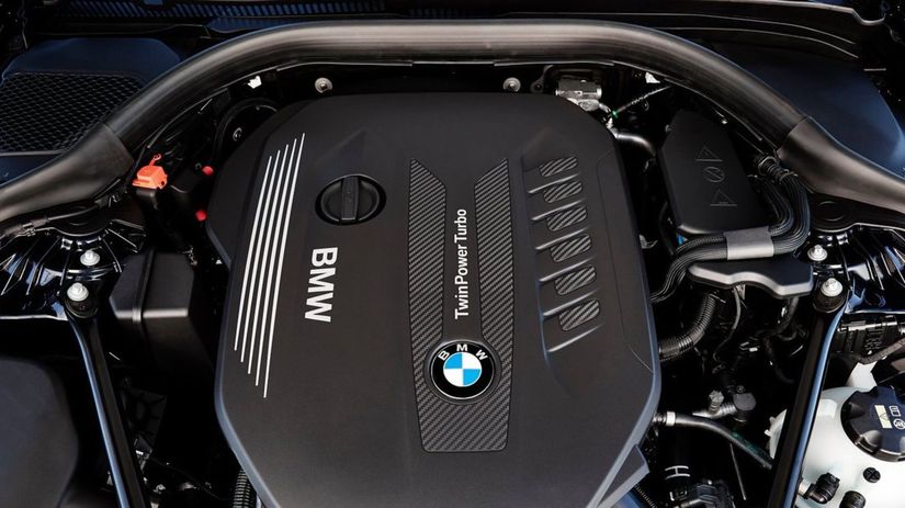 Na úvod príde BMW 5 s dvoma benzínovými a dvoma...