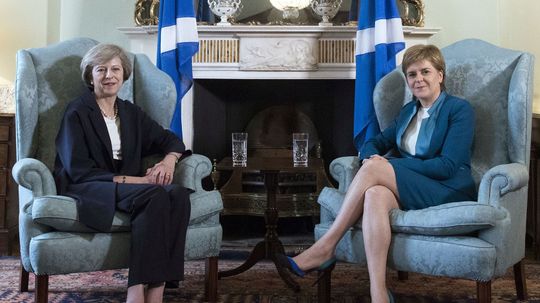 Ak Mayová zlyhá, odídu Škóti z Británie?