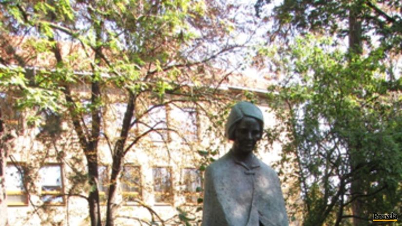 Božena Slančíková Timrava, Lučenec, socha