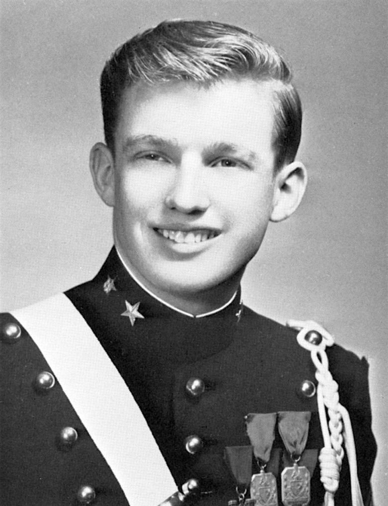 Trump v uniforme newyorskej vojenskej akadémie...