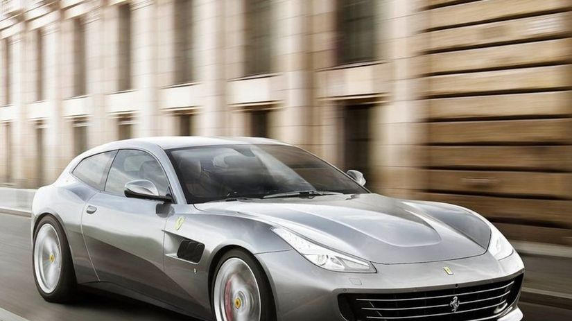 „Oturbené“ Ferrari GTC4 Lusso sa navonok nijako...