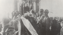 Dni v znamení spustených vlajok