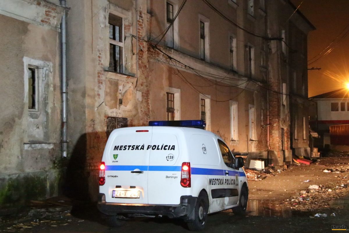 Auto mestskej polície pred domom na...
