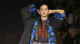 Modelka v kreácii z kolekcie Kenzo x H&M na jej uvedení v New Yorku.